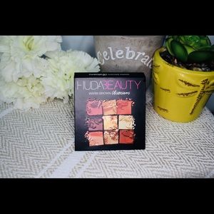 Huda beauty eyeshadow palette